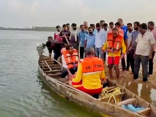 ప్రాణహిత నదిలో కొనసాగుతున్న గాలింపు చర్యలు