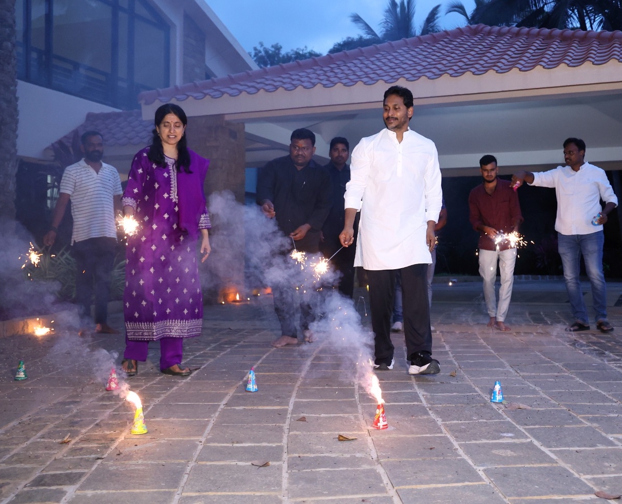 వైఎస్ జగన్ నివాసంలో దీపావళి వేడుకలు