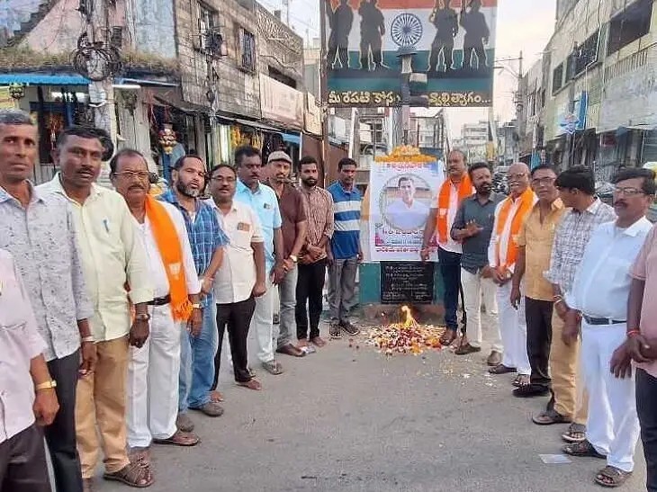 కానిస్టేబుల్ ప్రమోద్‌కు  నివాళులు
