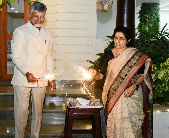 దీపావళి వేడుకల్లో చంద్రబాబు దంపతులు