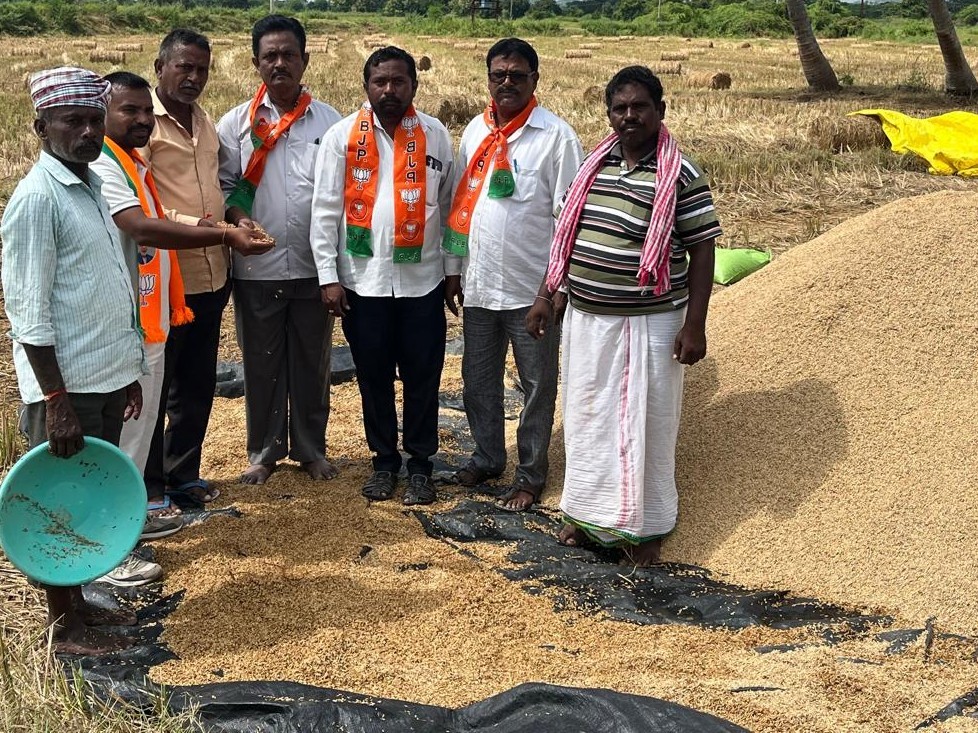 తడిసిన ధాన్యాన్ని పరిశీలించిన బీజేపీ నాయకులు