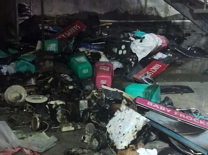 ఏలూరు రోడ్డులో అగ్నిప్రమాదం