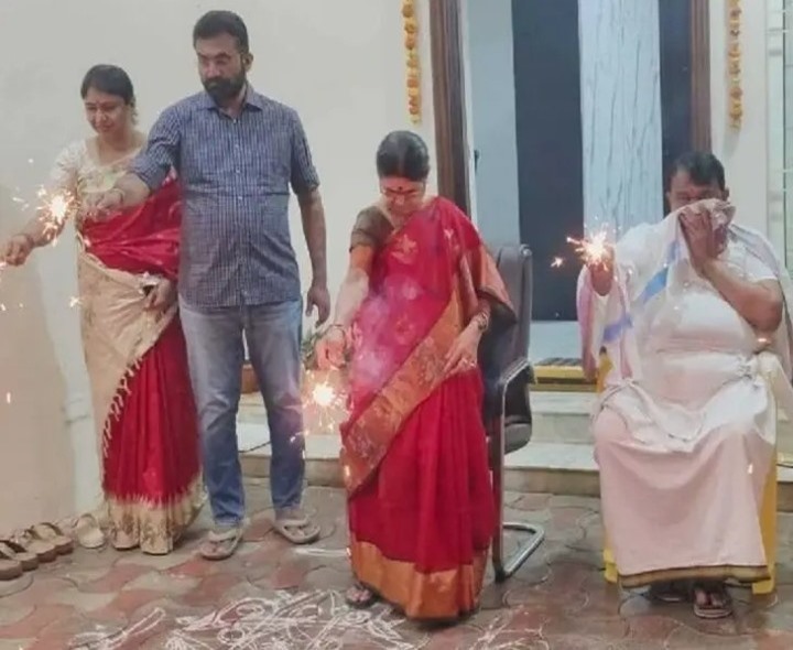 కుటుంబ సభ్యులతో బాణాసంచా కాల్చిన పోచారం