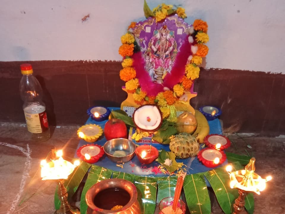 భక్తిశ్రద్ధలతో ఇంటిల్లిపాది లక్ష్మీపూజ