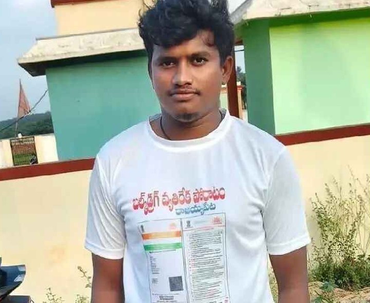 టీషర్టులపై ఆధార్ కార్డులు.. ఎందుకంటే..?