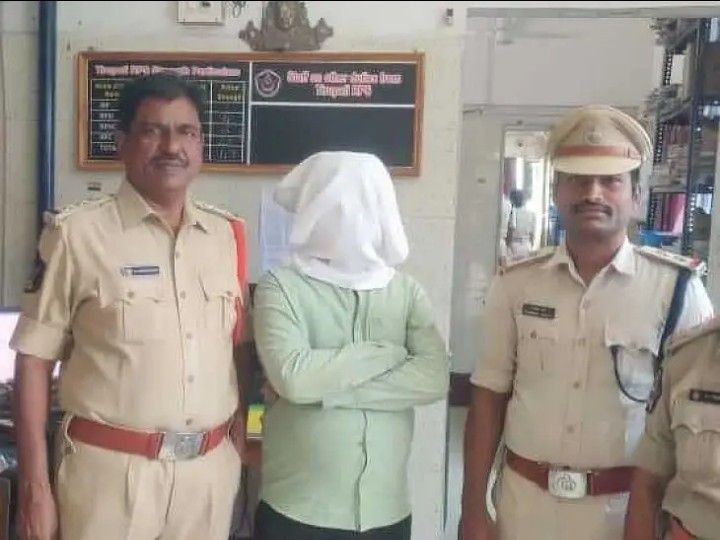 తిరుపతి రైల్వే స్టేషన్‌లో నకిలీ టీటీ.!