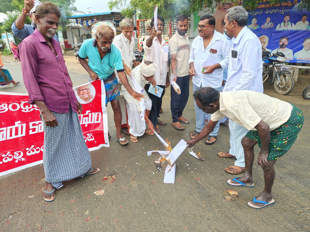 ట్రంప్ చిత్రపటాలను తగలబెట్టిన CPM నాయకులు