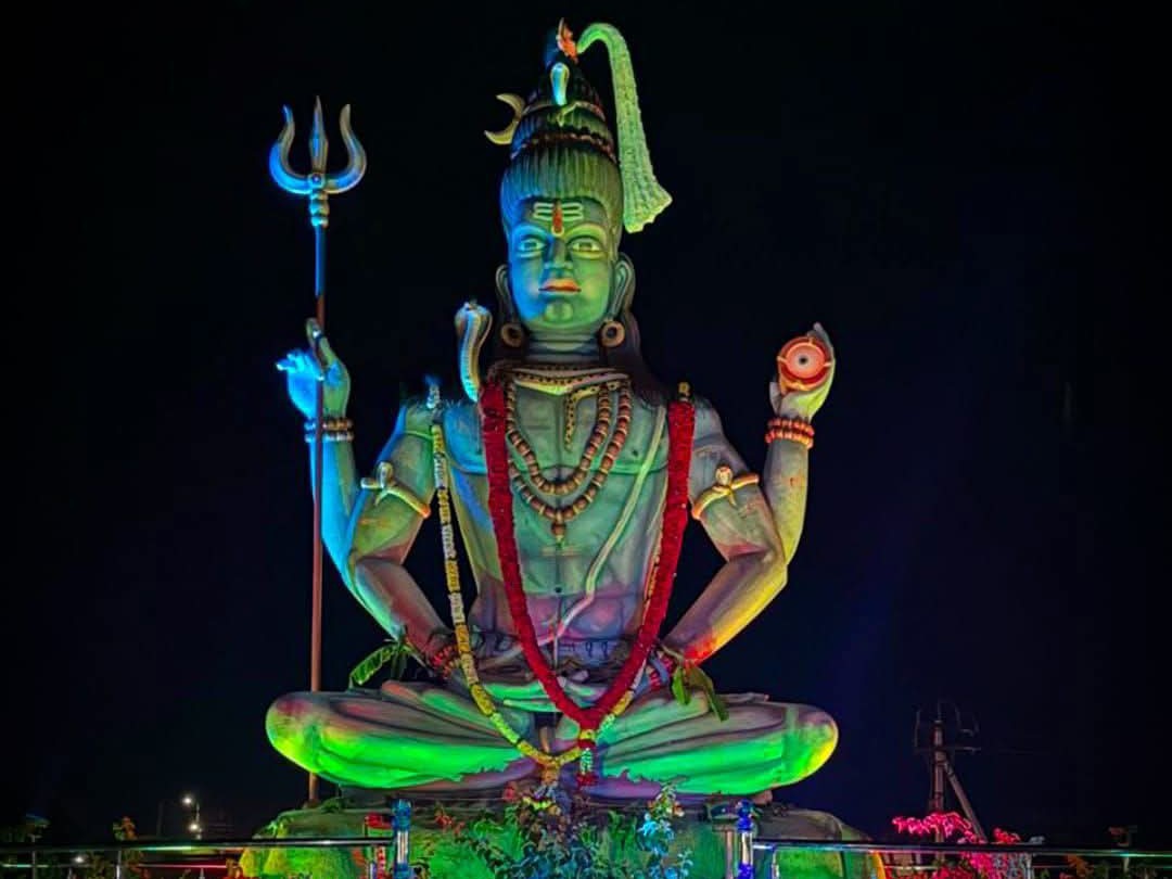 దీపకాంతుల్లో ధ్యాన శివుడి విగ్రహం