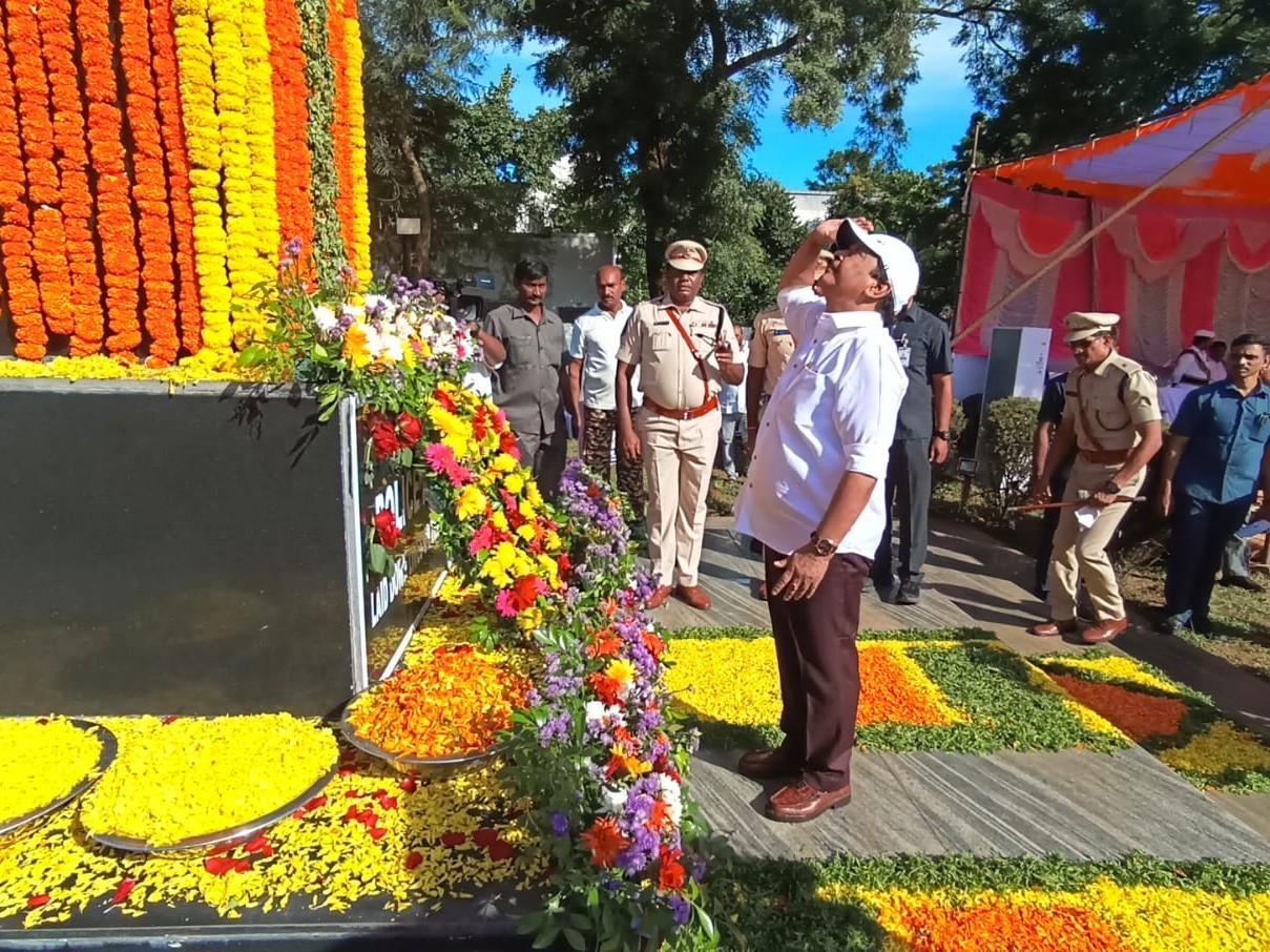 పోలీసు అమరవీరులకు మంత్రి ఘన నివాళులు