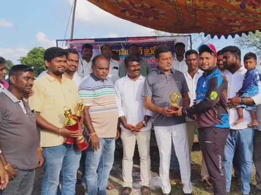 క్రీడలతో యువత ప్రతిభకు గుర్తింపు: మాజీ ఎమ్మెల్యే
