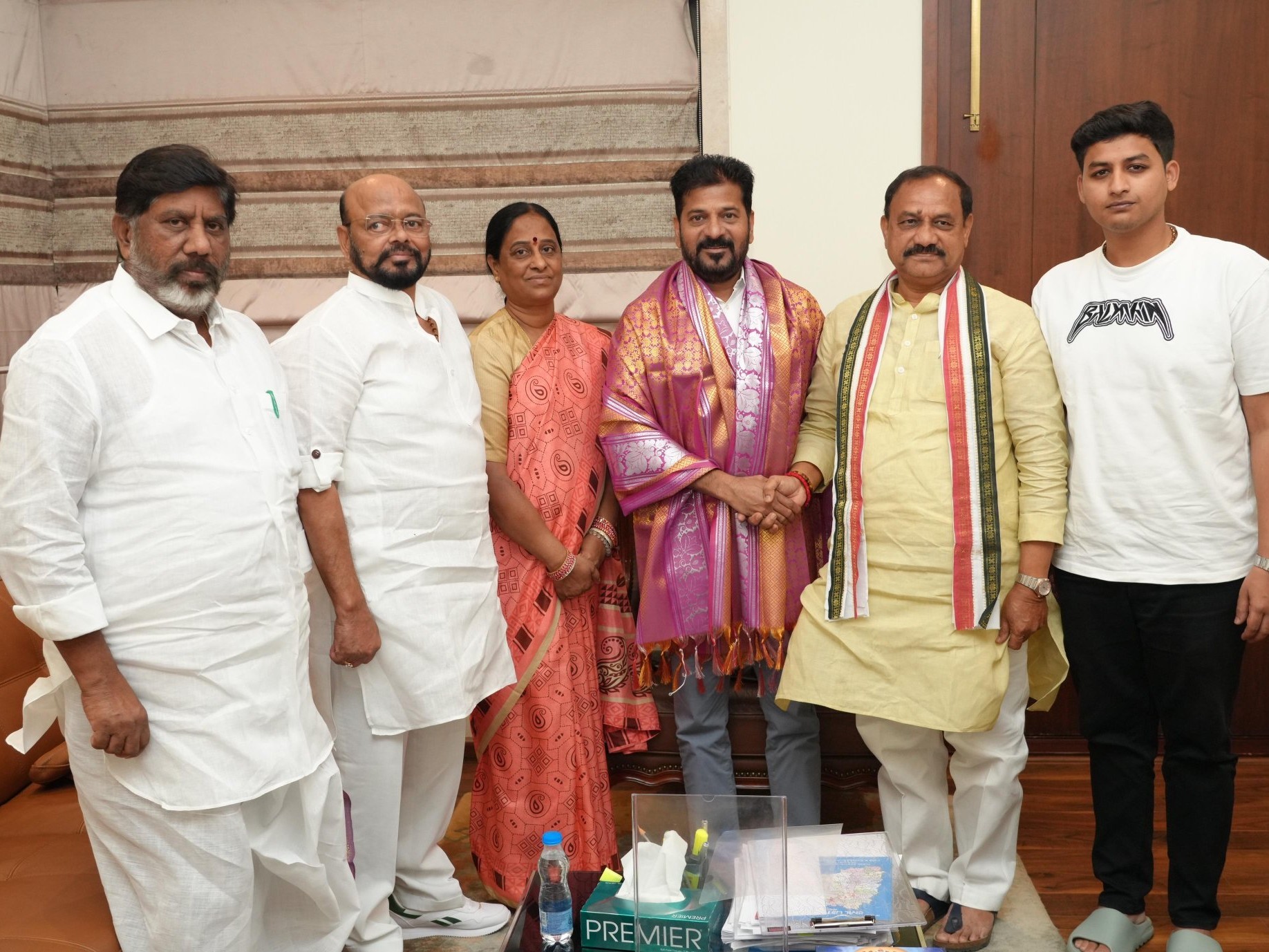 ముఖ్యమంత్రిని కలిసిన కొండ దంపతులు