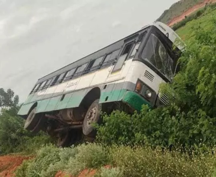 జలదంకిలో ఆర్టీసీ బస్ బోల్తా