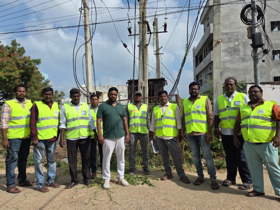 సంగారెడ్డిలో విద్యుత్ శాఖ అధికారుల బస్తిబాట