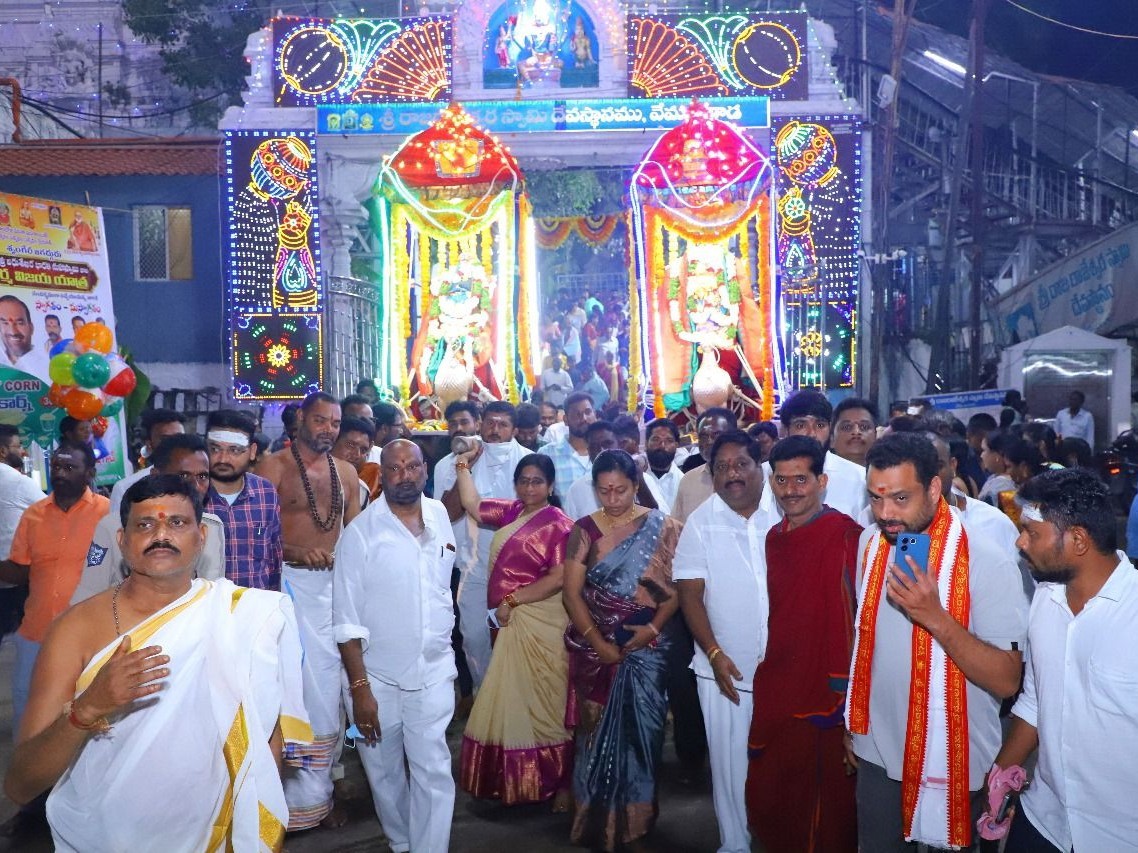 హంస వాహనపై దర్శనం ఇచ్చిన స్వామివారు