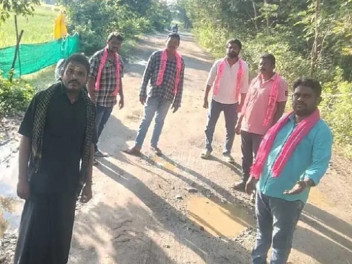 పూర్తిగా దెబ్బతిన్న రోడ్డు.. వాహనదారుల ఇబ్బందులు