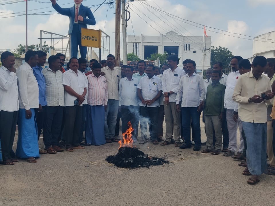 కాషాయం జెండా తొలగించడంతో నిరసన