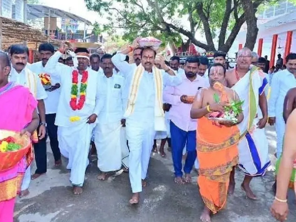 వెంకటేశ్వర స్వామికి పట్టు వస్త్రాలు సమర్పించిన ఎమ్మెల్యే