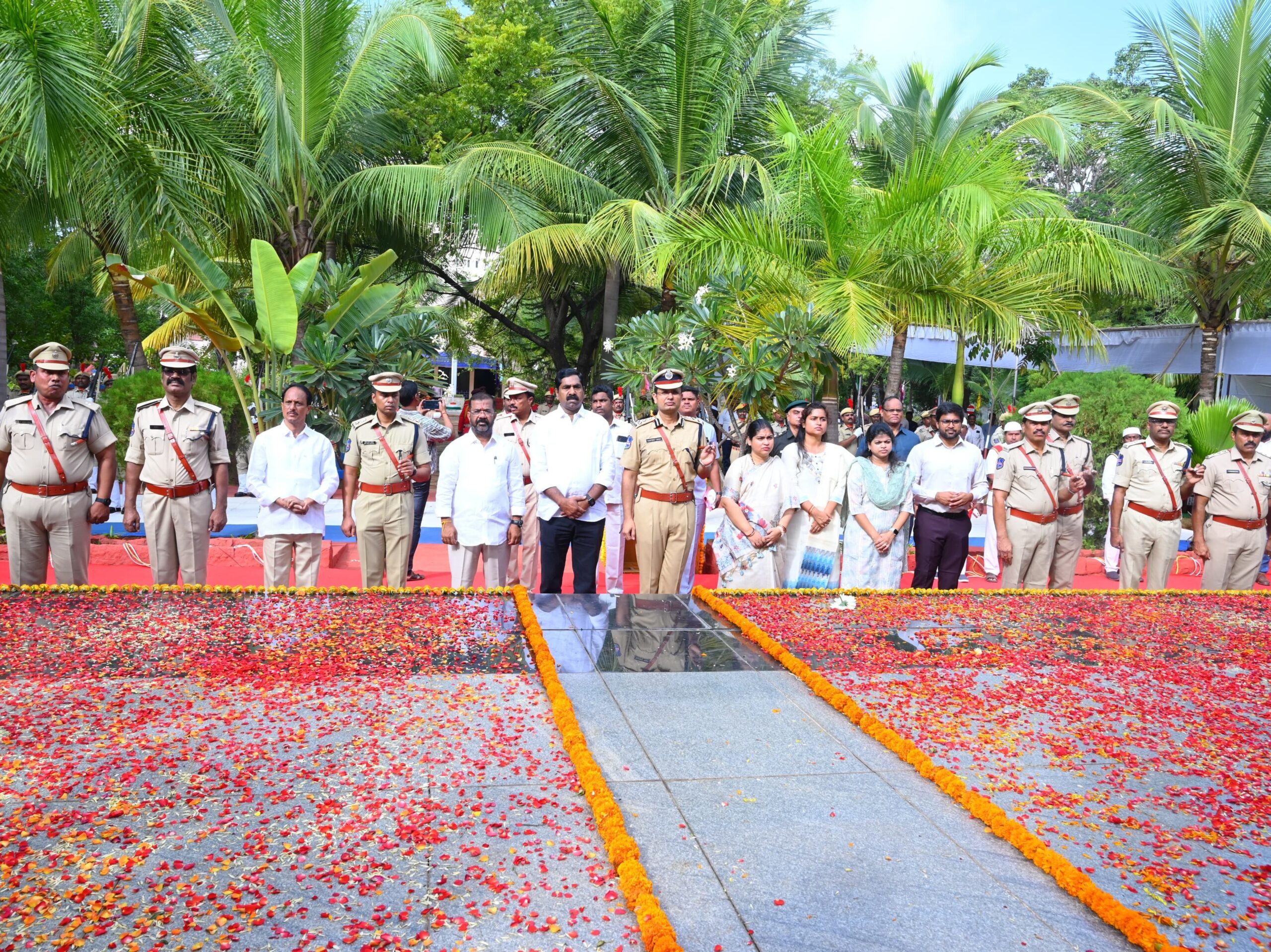పోలీస్ అమరవీరులకు స్థూపానికి శ్రద్ధాంజలి