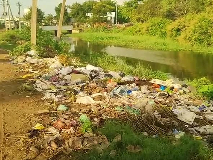ఈ ఊరు చుట్టూ చెత్త డంపింగ్ యార్డ్‌లే..!