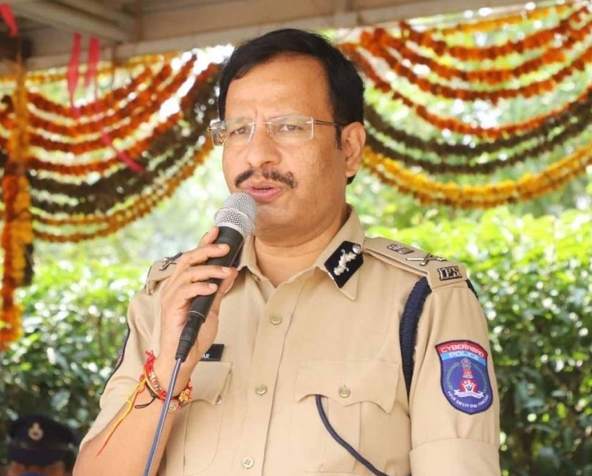 పోలీస్ అమరవీరులకు సజ్జనార్ నివాళి