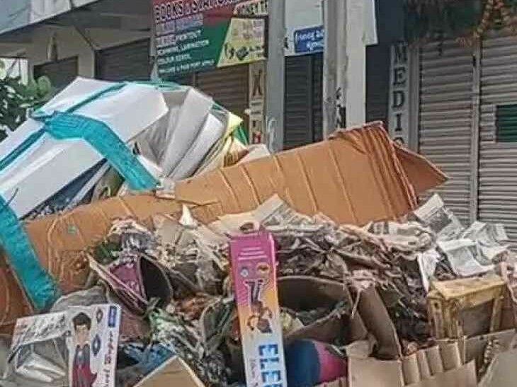 టపాసుల వ్యర్ధాలను తొలగిస్తున్న కార్మిక సిబ్బంది