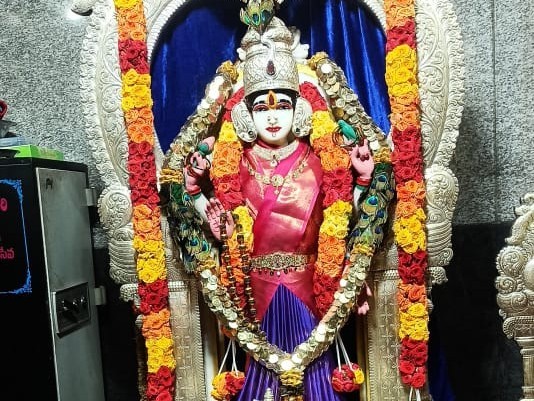 రూ. 5 రూపాయల నాణేల మాలతో అమ్మవారికి అలంకరణ