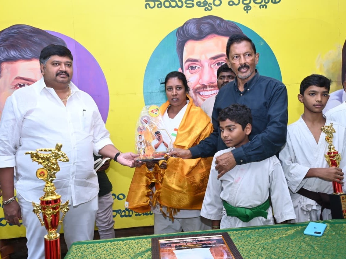 ఎమ్మెల్యేను  కలిసిన కరాటే విద్యార్థులు