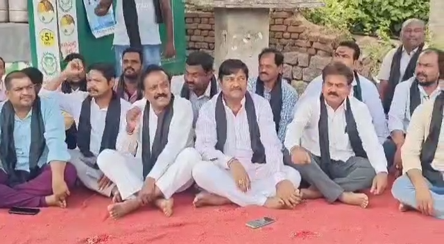 నిందితుని కఠినంగా శిక్షించాలని రాస్తారోకో