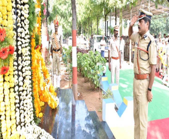 అమరవీరులకు నివాళులర్పించిన అధికారులు