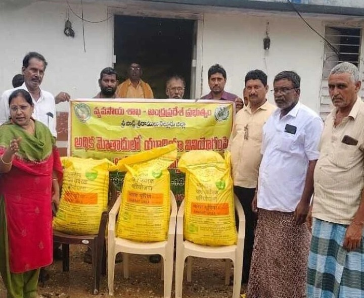తోపుగుంటలో యూరియా పంపిణీ