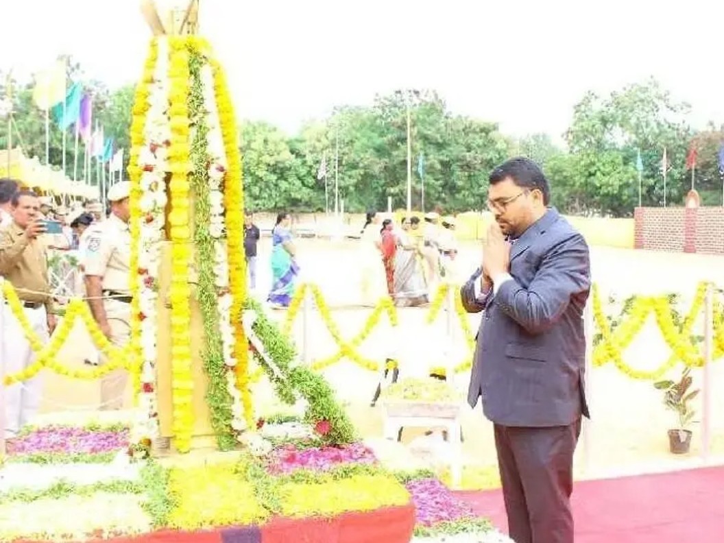 అమరవీరులకు నివాళులు అర్పించిన కలెక్టర్