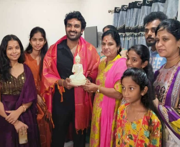 సినీ హీరో కిరణ్ అబ్బవరంను సత్కరించిన శ్రీదేవి