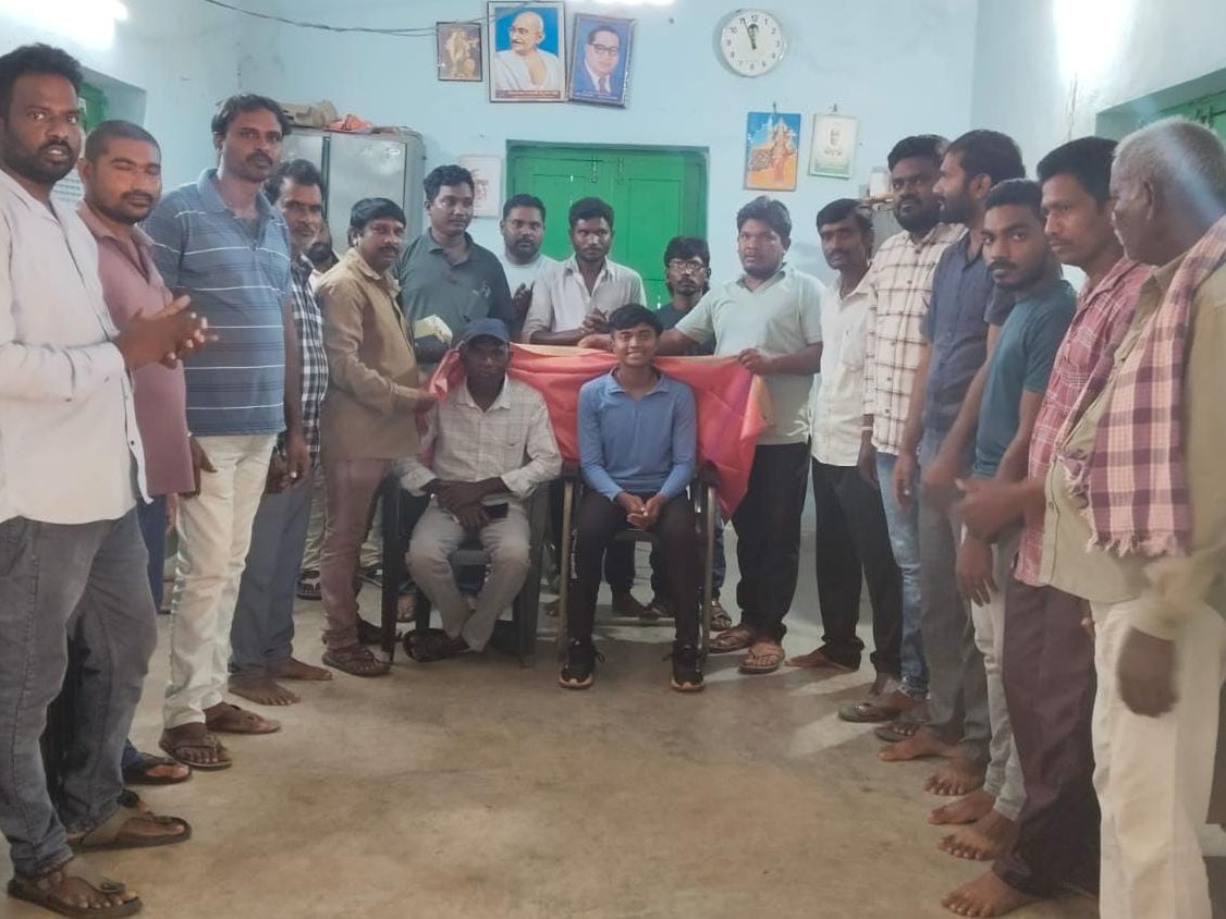క్రీడాకారుడుని సన్మానించిన ఆటో యూనియన్ నాయకులు