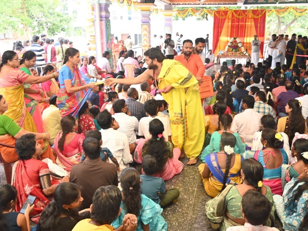 మహా శక్తి దేవాలయంలో పోటెత్తిన భక్తులు