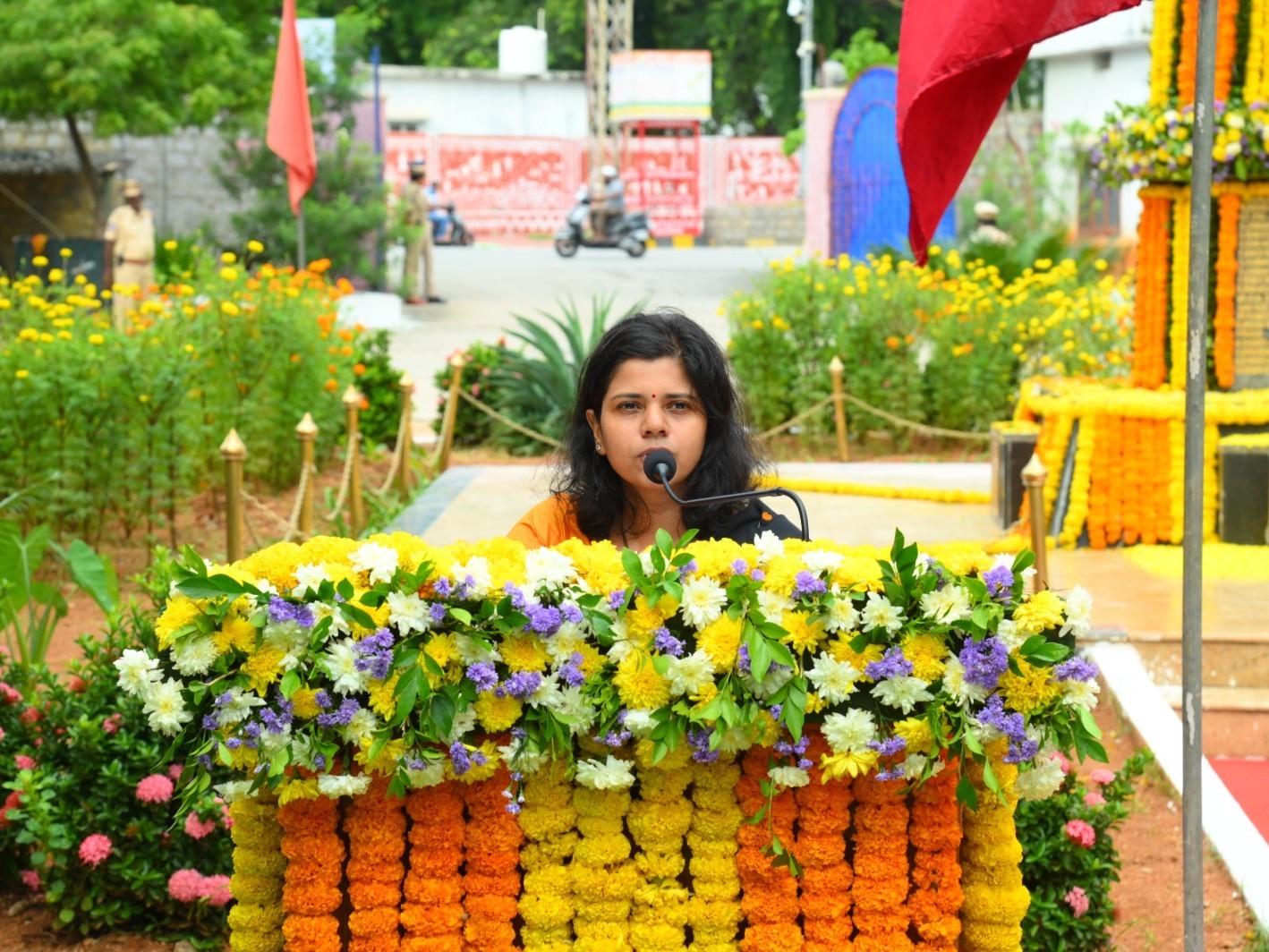 పోలీస్ శాఖ ప్రాణం పోయినా శాంతి కాపాతుంది: కలెక్టర్