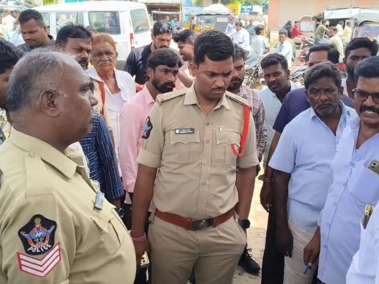 కల్తీ పెట్రోల్ సరఫరా చేస్తున్నారని వాహనదారుడు నిరసన