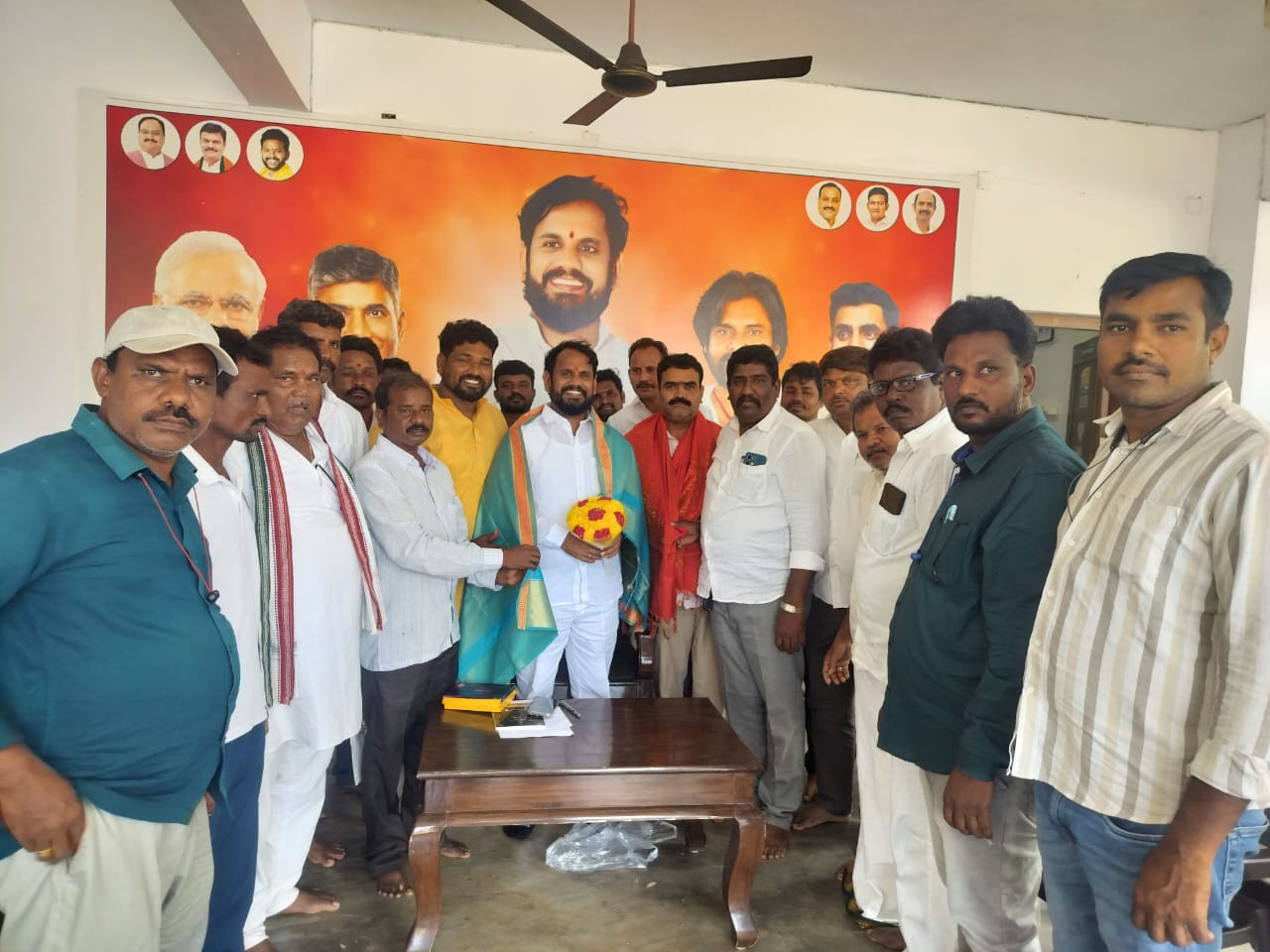 ఎమ్మెల్యేకు కృతజ్ఞతలు తెలిపిన నిర్వాసితులు