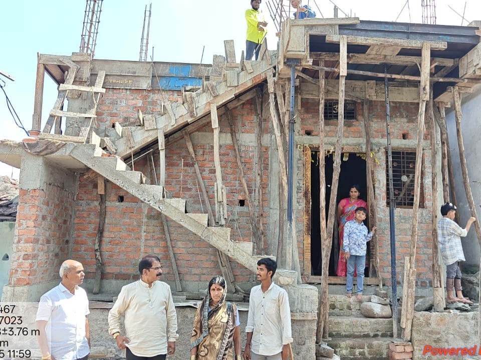 ఇళ్ల నిర్మాణం పనులను పరిశీలించిన ఎంపీడీవో