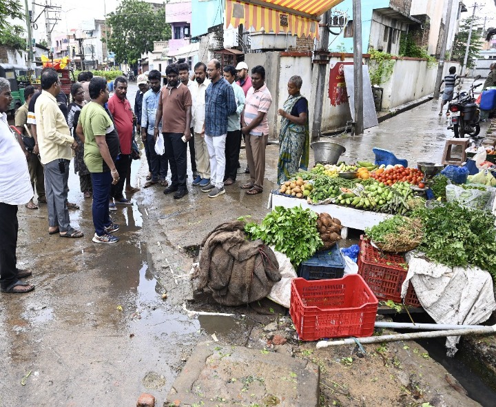 సంతపేట మార్కెట్ ను పరిశీలించిన కమిషనర్