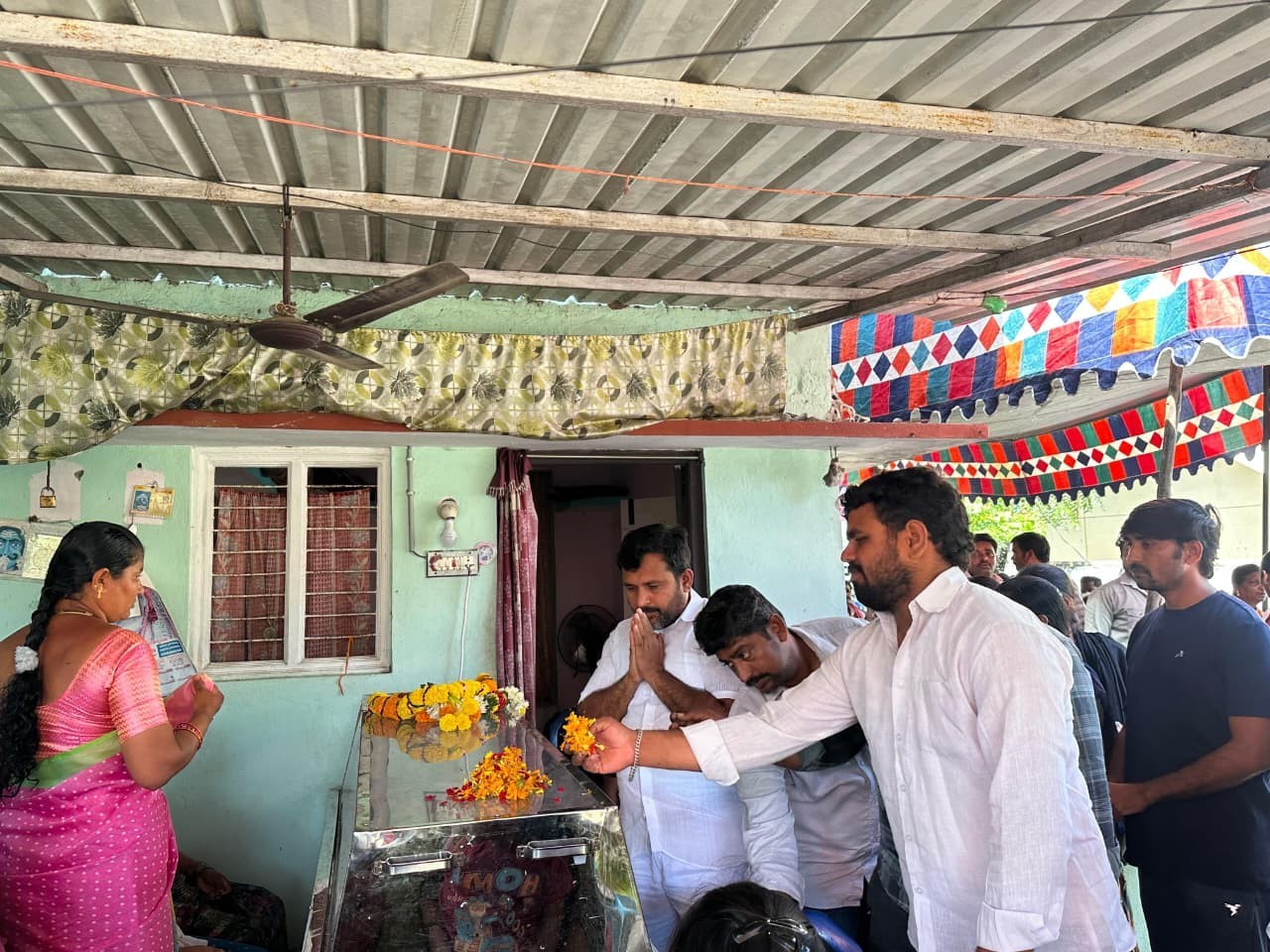 బాధిత కుటుంబాన్ని పరామర్శించిన BRS పార్టీ నాయకులు