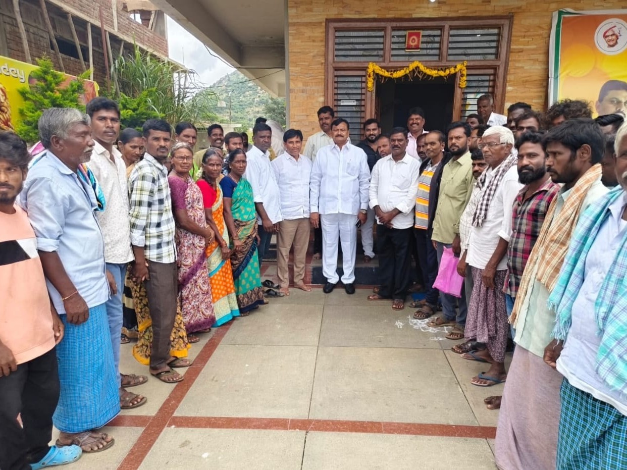 ‘దేవస్థానం కాంపౌండ్ వాల్ నిర్మాణానికి నిధులు కేటాయించండి’