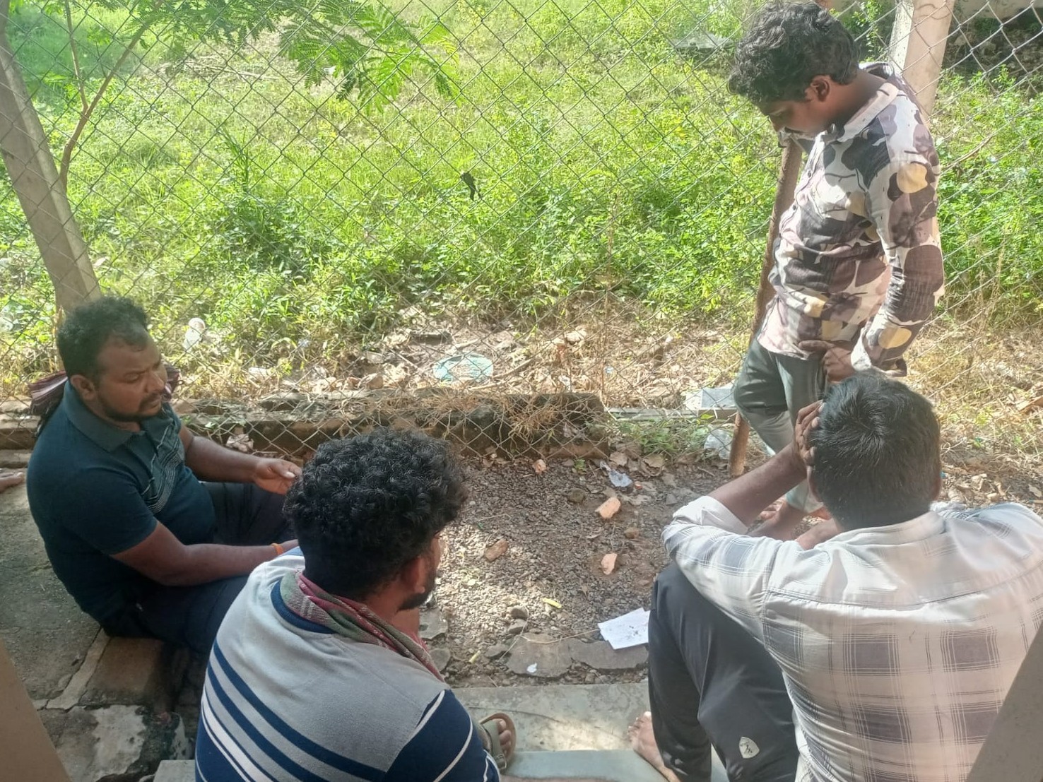 అక్రమంగా తరలిస్తున్న జంతువు వ్యర్ధాలను అడ్డుకున్న పోలీసులు