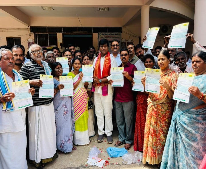 బాధితులకు చెక్కులు అందజేసిన ఎమ్మెల్యే