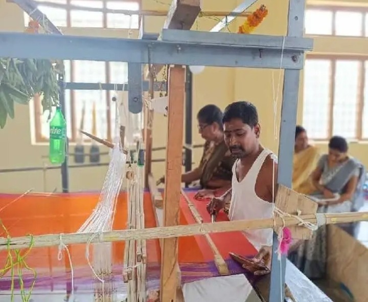కురుమూర్తి రాయుడికి పట్టు వస్త్రాల తయారీ
