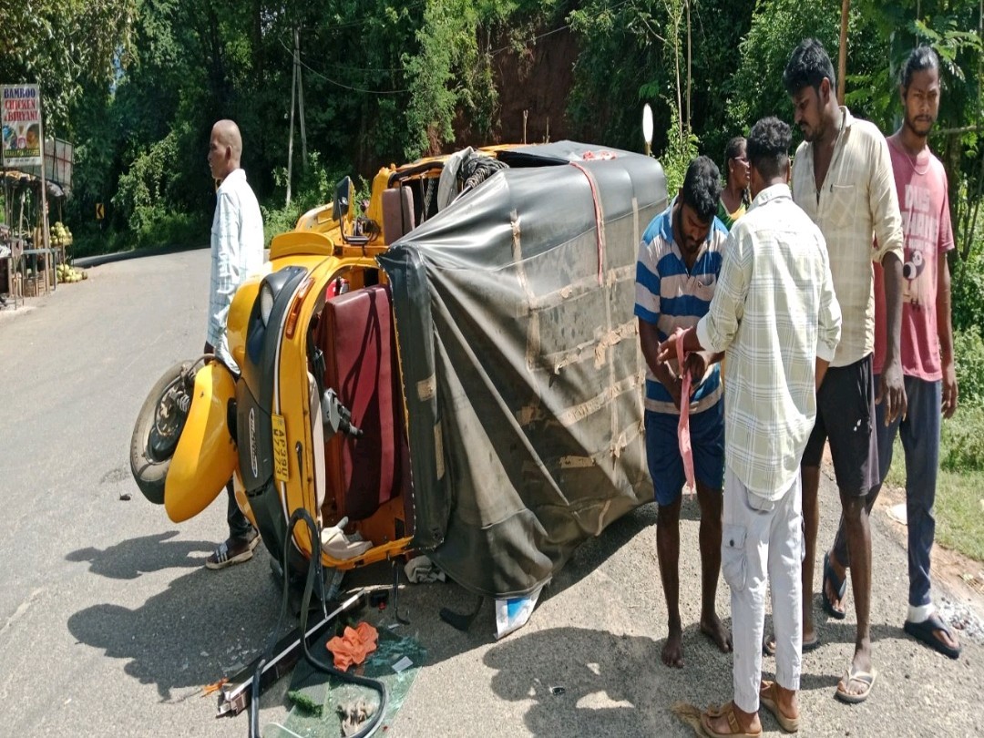 తుమ్మానువలస సమీపంలో రోడ్డు ప్రమాదం
