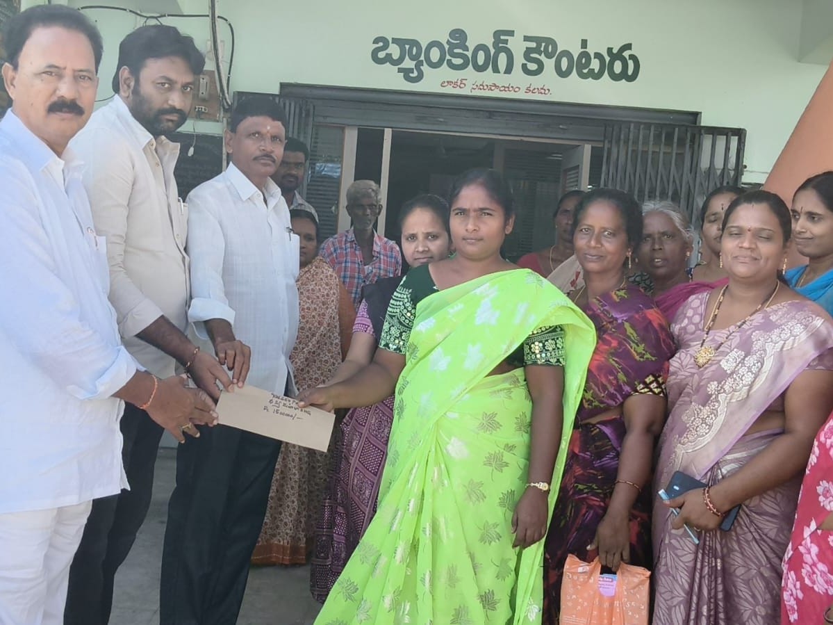డ్వాక్రా గ్రూపు సభ్యులకు రూ. 35 లక్షల రుణం పంపిణీ