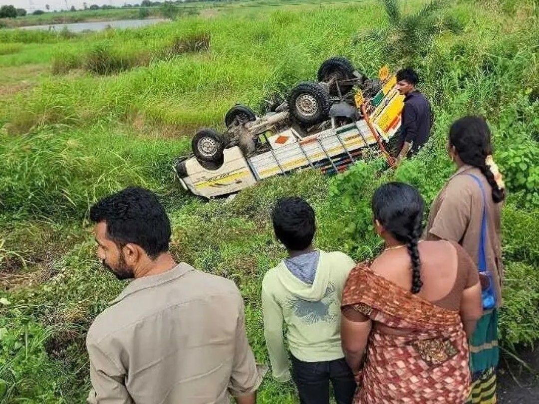 బస్సును క్రాస్ చేయబోయి.. పొలాల్లోకి దూసుకెళ్లిన ఆటో