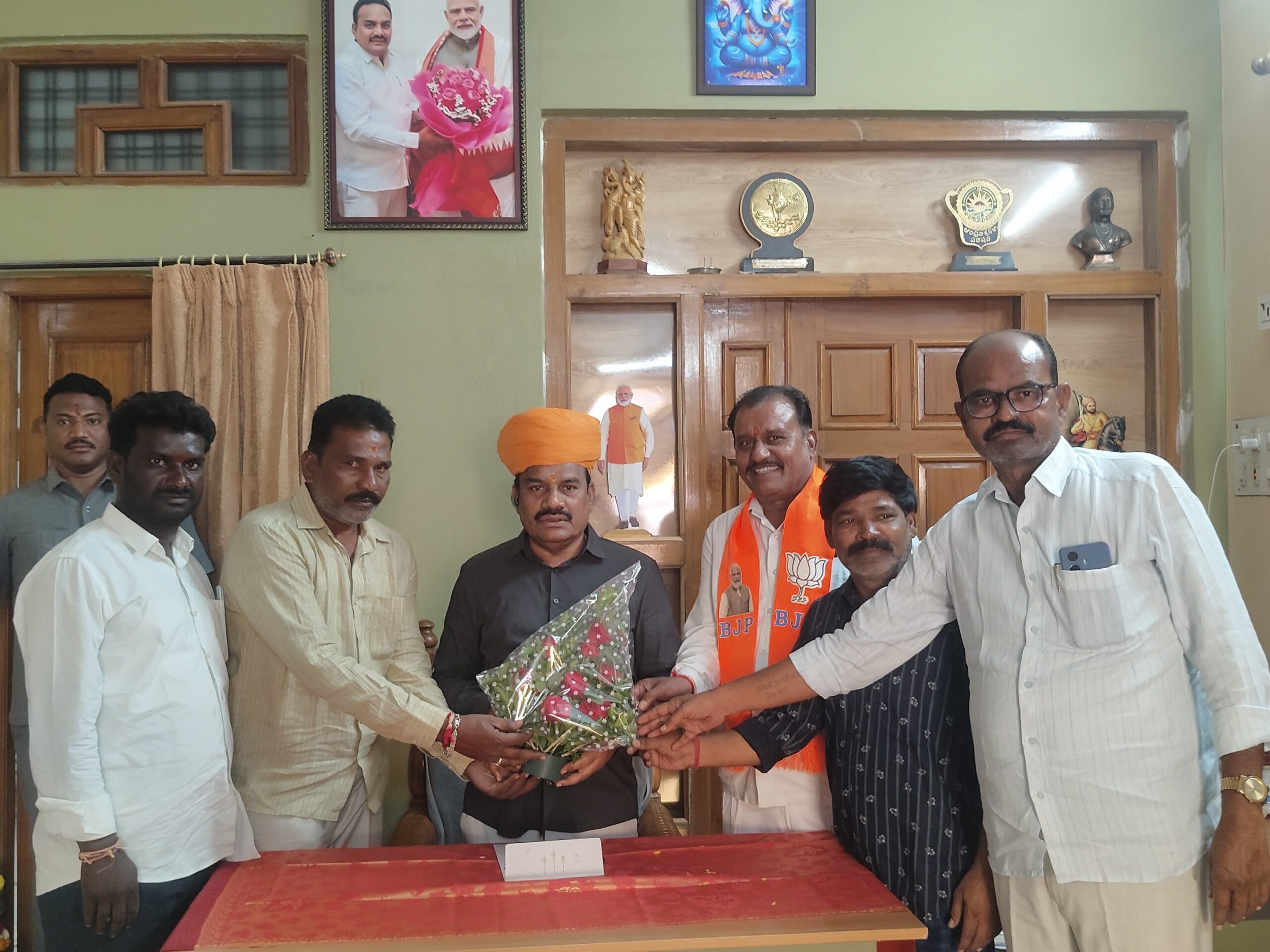 ఎంపీని కలిసిన BJP నాయకులు