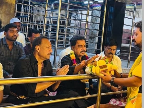 శనీశ్వరుని దర్శించుకున్న ఎమ్మెల్యే సురేంద్రబాబు