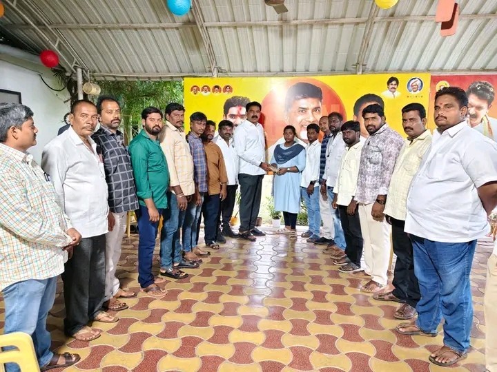 బీటెక్ విద్యార్థికి ఫీజును అందజేసిన ఎమ్మెల్యే
